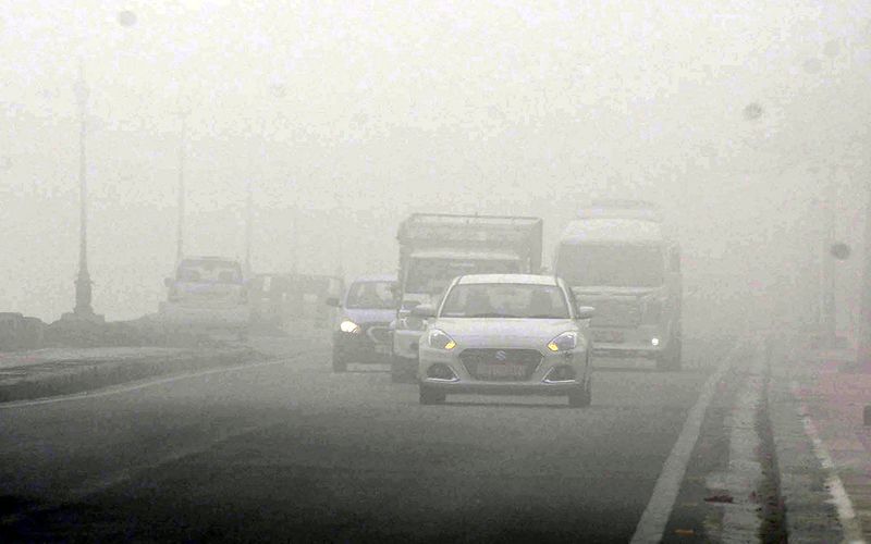 घनी धुंध के अलर्ट के बीच वाहन चालकों को ड्राइविंग के समय सावधानी बरतने की सलाह, स्कूलों के समय में बदलाव