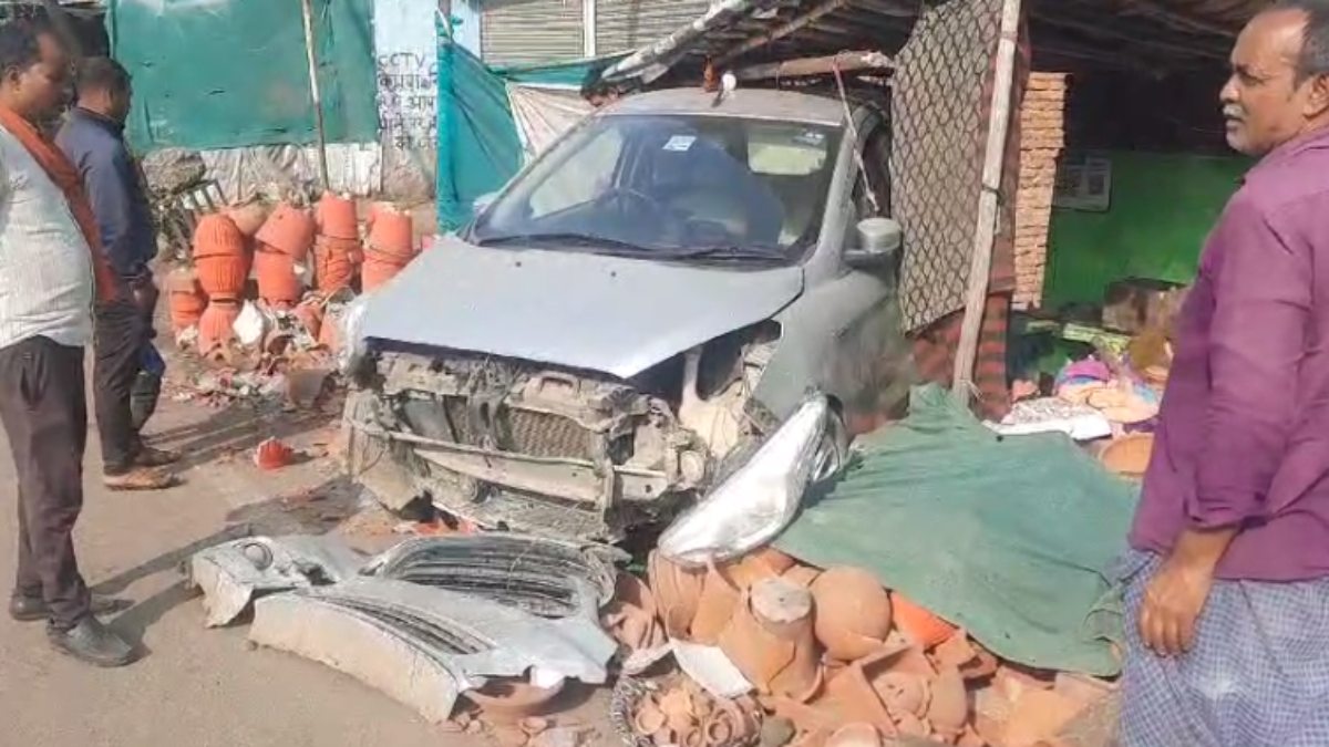 Accident In MP: घर में घुसी तेज रफ्तार कार, अंदर सो रहे शख्स की बाल-बाल बची जान   