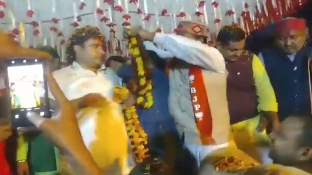BJP विधायक के स्वागत-सम्मान के दौरान टूटा मंच, VIDEO वायरल