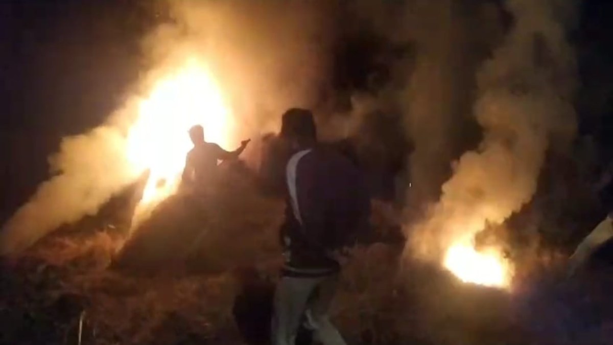 बदमाशों का आतंक: खलिहान में रखी धान की फसल में लगाई आग, किसान को हुआ भारी नुकसान
