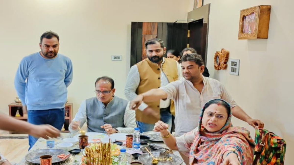 लाडली बहना के घर पूर्व CM शिवराज ने पत्नी साधना के साथ किया भोजन, बोले- जब तक जिंदा हूं बहनों का साथ दूंगा