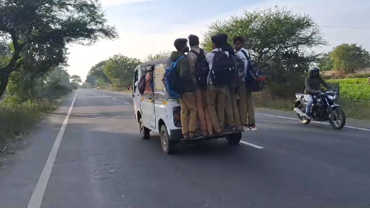 लापरवाही: सवारियों से खचाखच भरे ऑटो में लटककर जा रहे स्कूली छात्र, दिल दहला देने वाला VIDEO वायरल