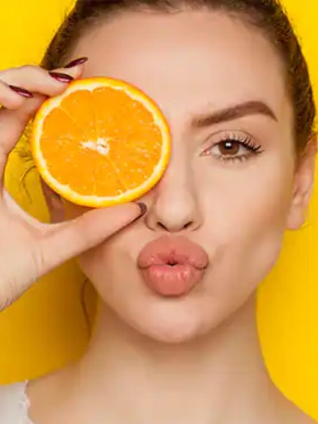 Skin Care Tips: चमकदार स्किन के लिए, घर पर झटपट बनाएं संतरे के छिलके का फेसपैक