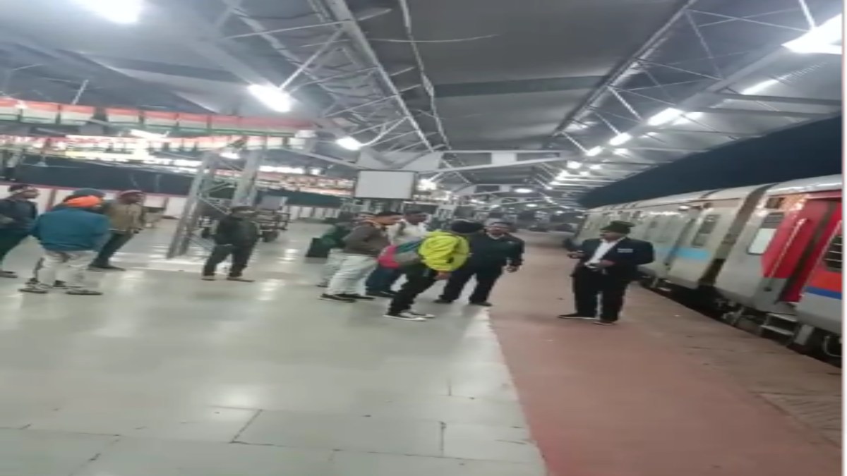स्टेशन पर देर रात यात्री और TC के बीच जमकर मारपीटः वीडियो सोशल मीडिया पर वायरल