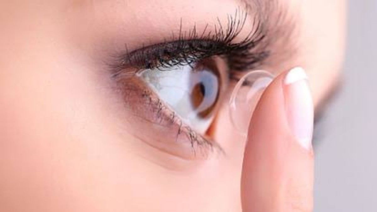 Contact Lens : अगर आप भी आंखों में लगाते हैं कॉन्टैक्ट लेंस, तो इन सभी बातों का जरूर रखें ध्यान…