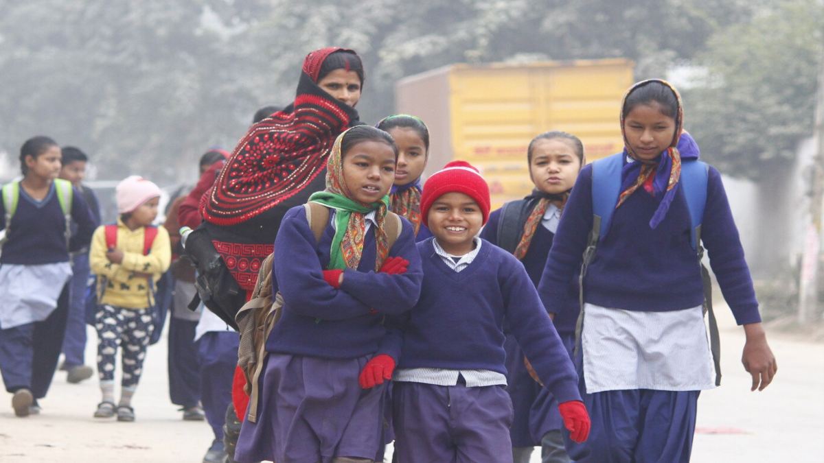 Change in school timings: जिले में कड़ाके की ठंड के मद्देनजर सरकारी स्कूलों की बदली टाइमिंग, DEO ने जारी किया आदेश