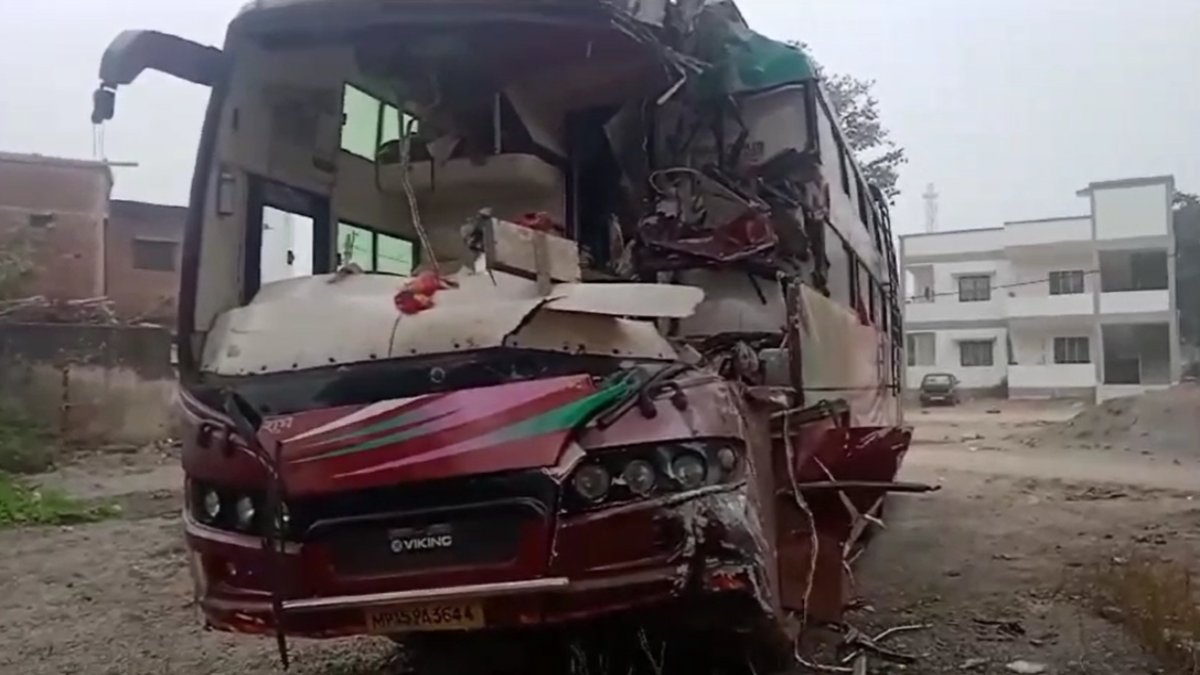 कोहरे ने ली एक की जानः नागपुर से रीवा जा रही बस खड़े ट्रक से टकराई, एक की मौत कई यात्री घायल