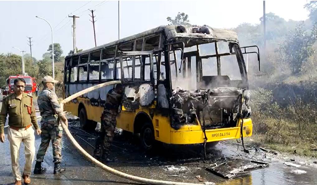 बड़ा हादसा टलाः चलती स्कूल बस में लगी आग, बच्चे सुरिक्षत, आर्मी की 3 फायर ब्रिगेड ने आग पर पाया काबू