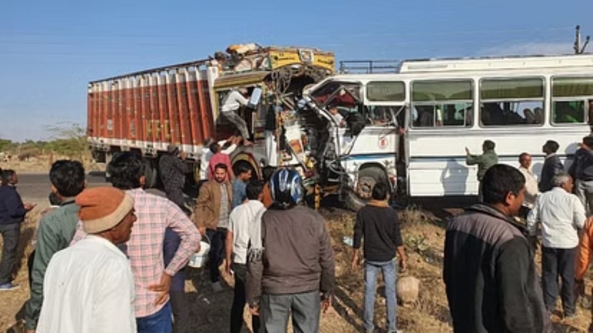 Odisha News: जाजपुर में बस और ट्रक की जबरदस्त भिड़त, 10 घायल और 2 गंभीर…