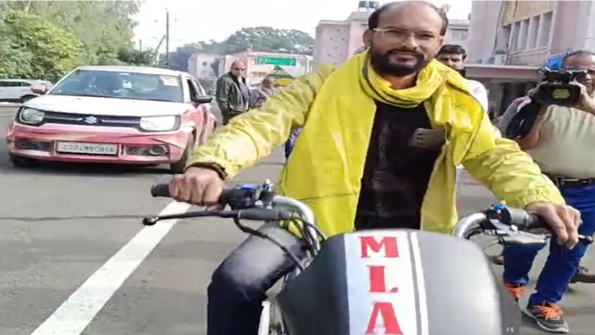MP के सबसे गरीब विधायकः 350 किलोमीटर बाइक से अकेले भोपाल पहुंचे कमलेश्वर डोडियार