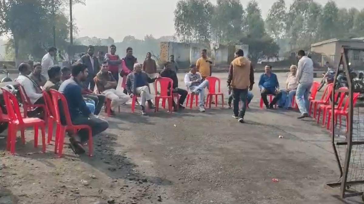 ग्रामीणों ने SECL के खिलाफ खोला मोर्चा: कोयले की धूल से लोग नाराज, किया चक्काजाम
