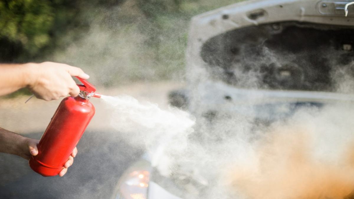 Car Safety Tips: कार में आग लगने के ये हैं सबसे बड़े कारण, कहीं आप भी तो नहीं करते ये गलती