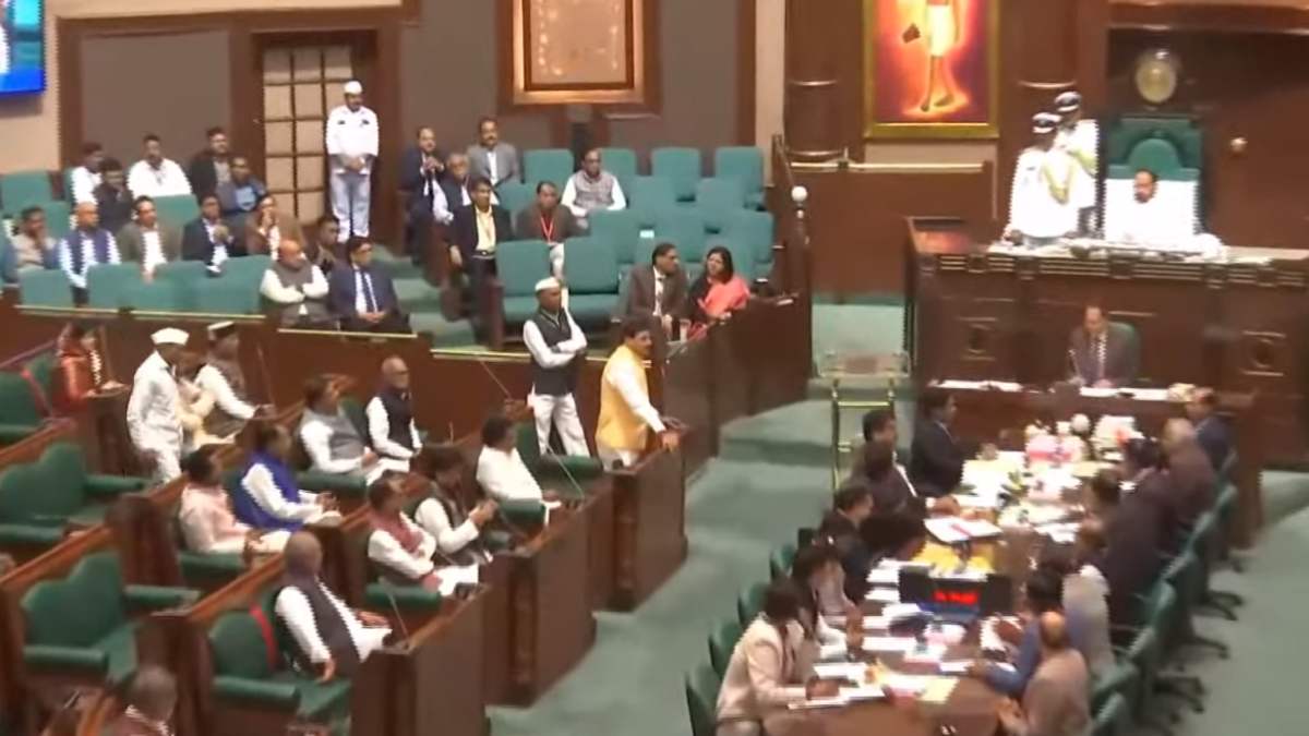 विधानसभा का शीतकालीन सत्र: 207 नवनिर्वाचित विधायकों ने ली शपथ, 12 विधायकों ने संस्कृत तो एक ने उर्दू और अंग्रेजी में की शपथ ग्रहण