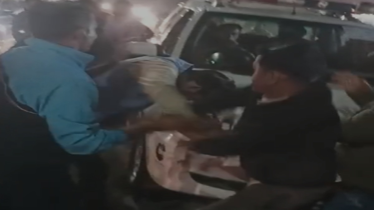 वाइन शॉप के कर्मचारियों ने पुलिस की मौजूदगी में पूर्व मैनेजर को पीटा, VIDEO वायरल