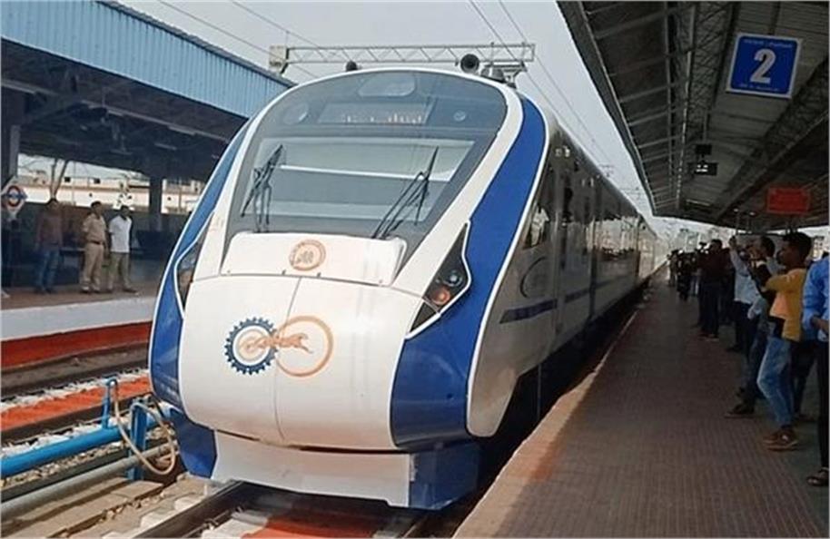 Vande Bharat Express का संचालन आज से शुरू, 457 किलोमीटर का सफर साढ़े 5 घंटे में होगा तय, 100 ट्रेनों के समय में बदलाव