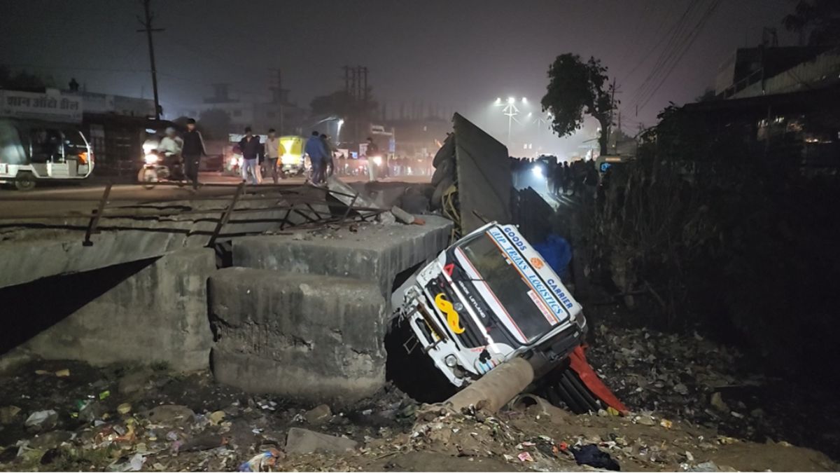 MP सड़क हादसाः जबलपुर में नाले में गिरा हाइवा, एक की मौत, चालक घायल