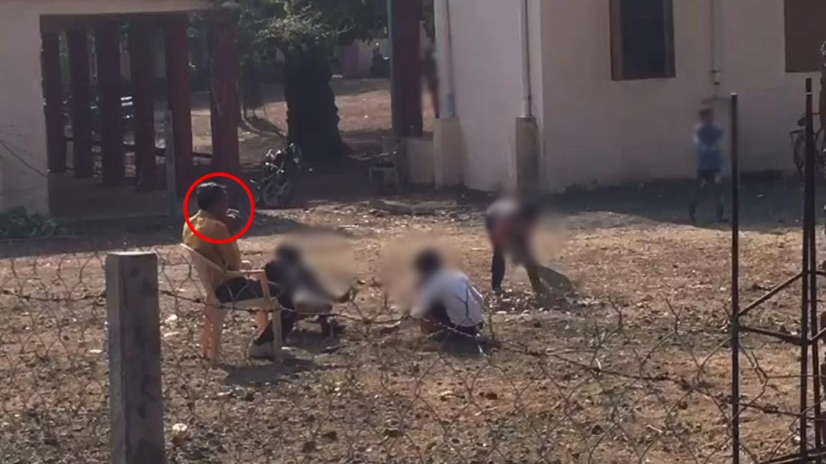 छात्रों के सामने स्मोकिंग करते शिक्षक का Video Viral:  परिसर की बच्चों कराई सफाई, DEO ने दिए जांच के आदेश