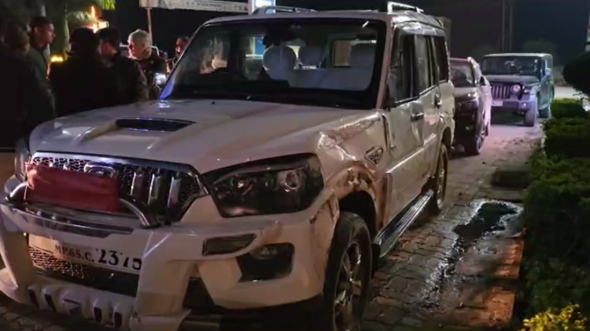बाल-बाल बचे विधायक: अज्ञात वाहन की टक्कर से पलटी गाड़ी, गनमैन को आई चोट
