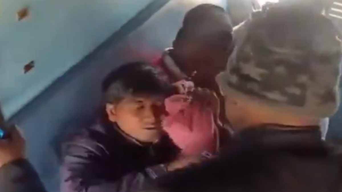TTE की गुंडागर्दी : ट्रेन में बैठे यात्री को बेरहमी से पीटा, मेरी गलती क्या है सर… पूछता रहा युवक, Video वायरल