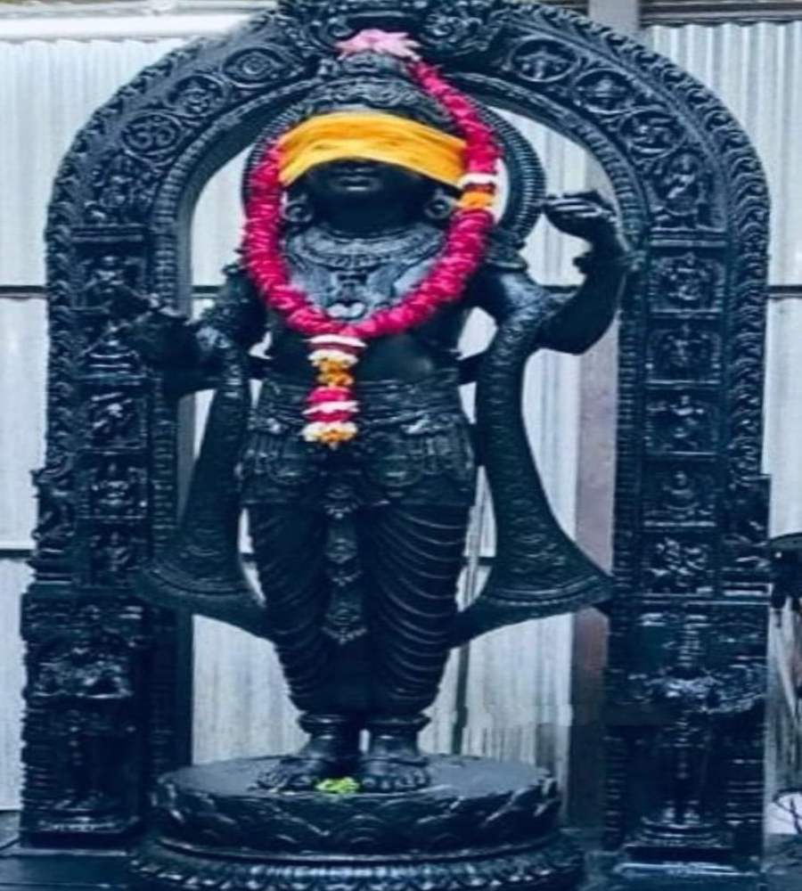 रामलला की मूर्ति की नई तस्वीर आई सामने, राम मंदिर के गर्भगृह में भगवान हुए  विराजमान - Lalluram