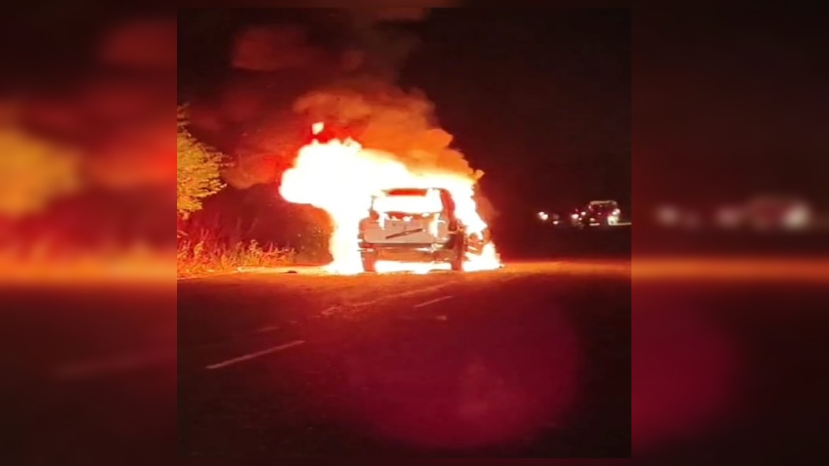 सिवनी में चलती कार बनी आग का गोला, धू-धूकर जला वाहन, लोगों ने कूदकर बचाई जान