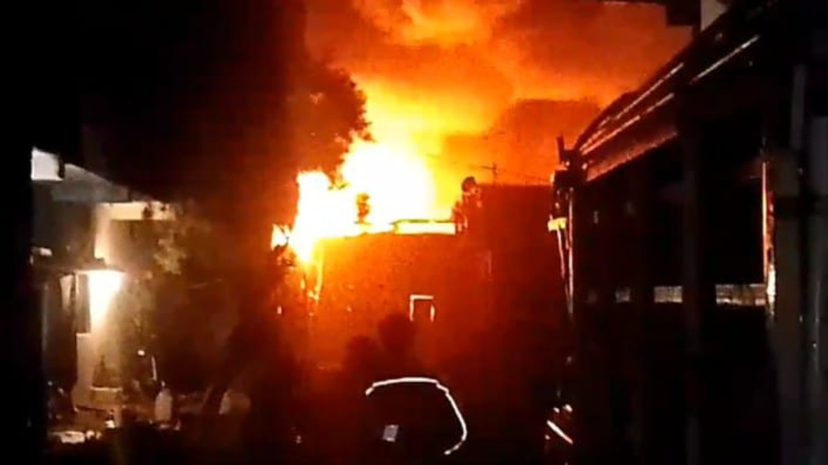ट्रांसफॉर्मर रिपेयरिंग कारखाने में लगी भीषण आग: 15 मिनट तक होते रहे ब्लास्ट, पत्थर उड़कर घरों पर गिरे, 3 किमी तक सुनाई दी धमाकों की गूंज