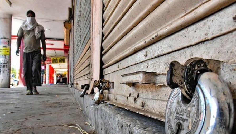 लूट के बाद दुकानदारों में फैला रोष, दुकानदारों ने की दुकानें बंद