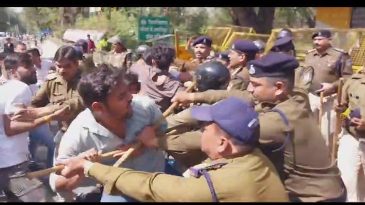 रानी दुर्गावती विश्वविद्यालय में NSUI का प्रदर्शन: कुलपति को चूड़ी भेंट करने की कोशिश, पुलिस और कार्यकर्ताओं के बीच हुई झूमाझटकी