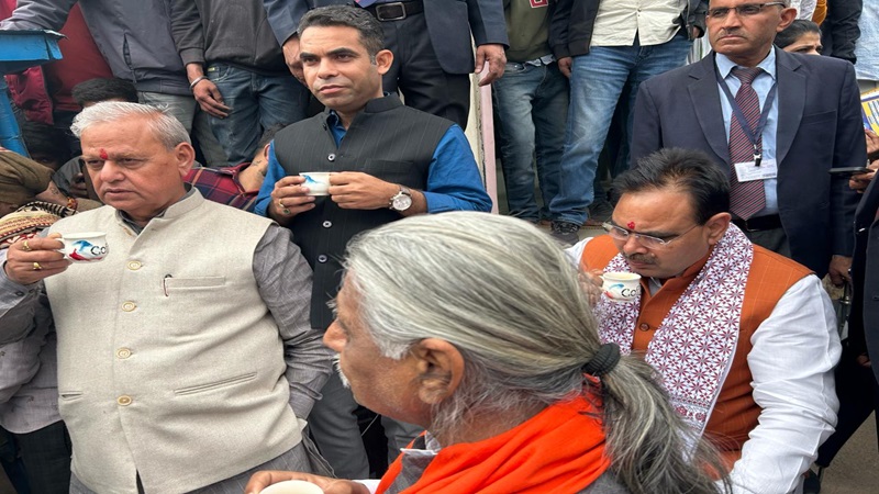 मुख्यमंत्री भजनलाल शर्मा ने बीच रास्ते में एक थड़ी पर लिया चाय का आनंद