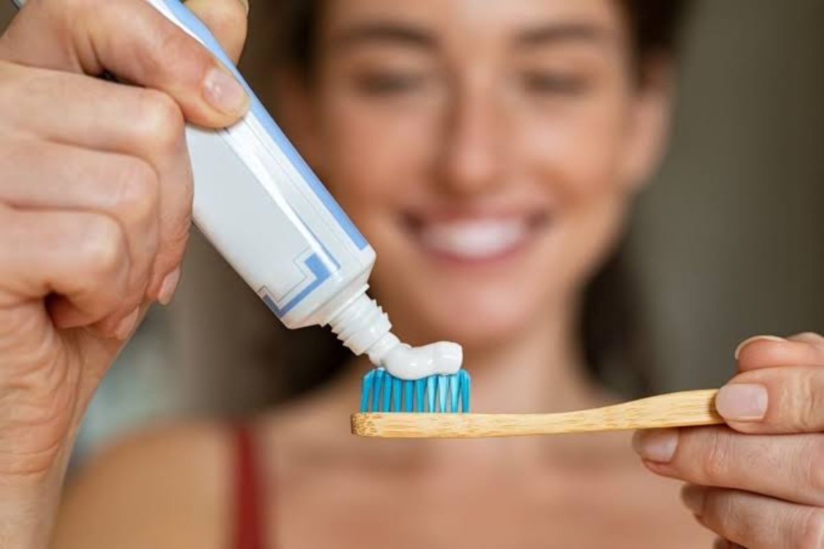 Toothbrush Tips: गलत टूथब्रश चुनकर आप भी दें रहे है बीमारियों को न्योता? न करें ये गलती