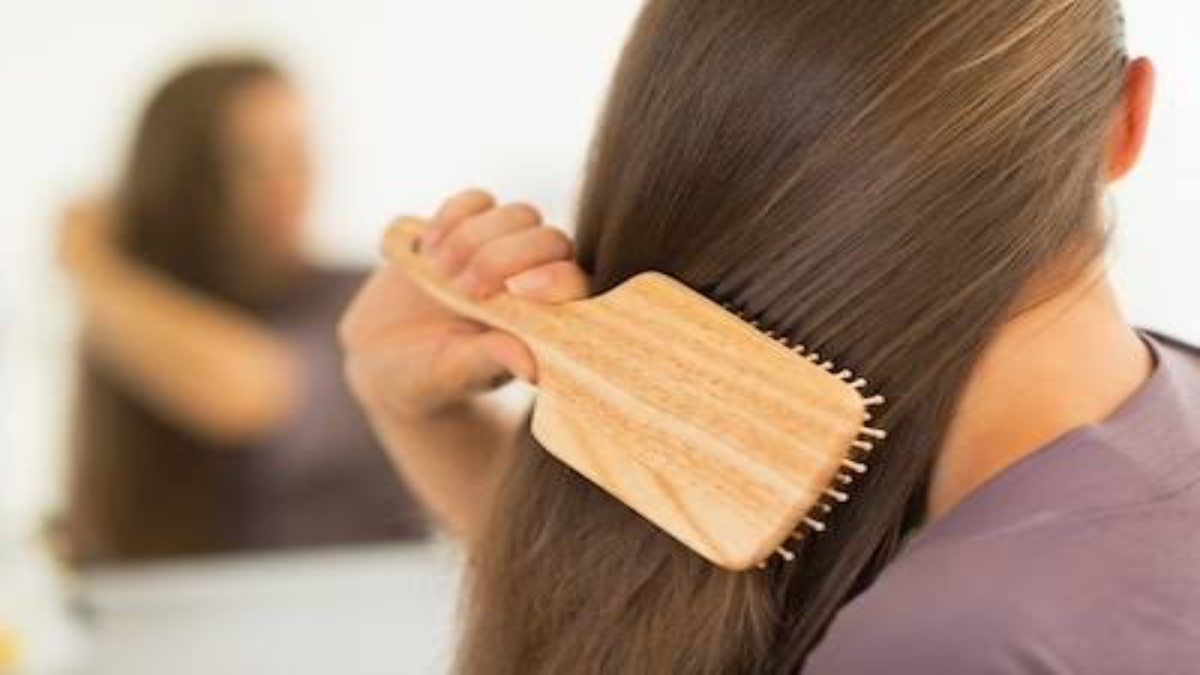 Hair Brush Tips: बालों की देखभाल के लिए तेल, शैम्पू के अलावा अच्छा हेयरब्रश भी है जरूरी, जाने कैसे ब्रश का करें इस्तेमाल..