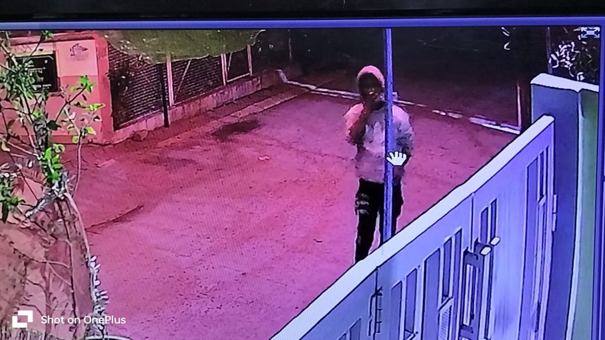 चोरी की नीयत से घर में घुसा चोर: बच्चा रोया तो केबल तार पर लटक कर भागा, वारदात CCTV में कैद