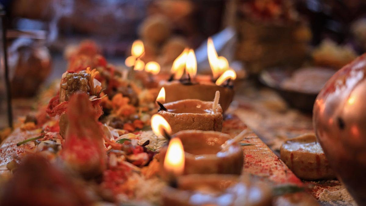 Aate Ka Deepak: पूजा-अर्चना में आटे के दिये का होता है खास महत्व, यहां जाने कौन से आटे का जलाएं दीया