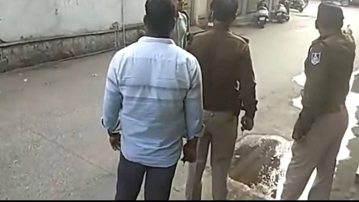 Indore Crime: आंख में मिर्च डालकर लूट की कहानी निकली झूठी, जुए में पैसे हारने पर फरियादी ने पत्नी संग मिलकर रची थी कहानी, दोनों गिरफ्तार