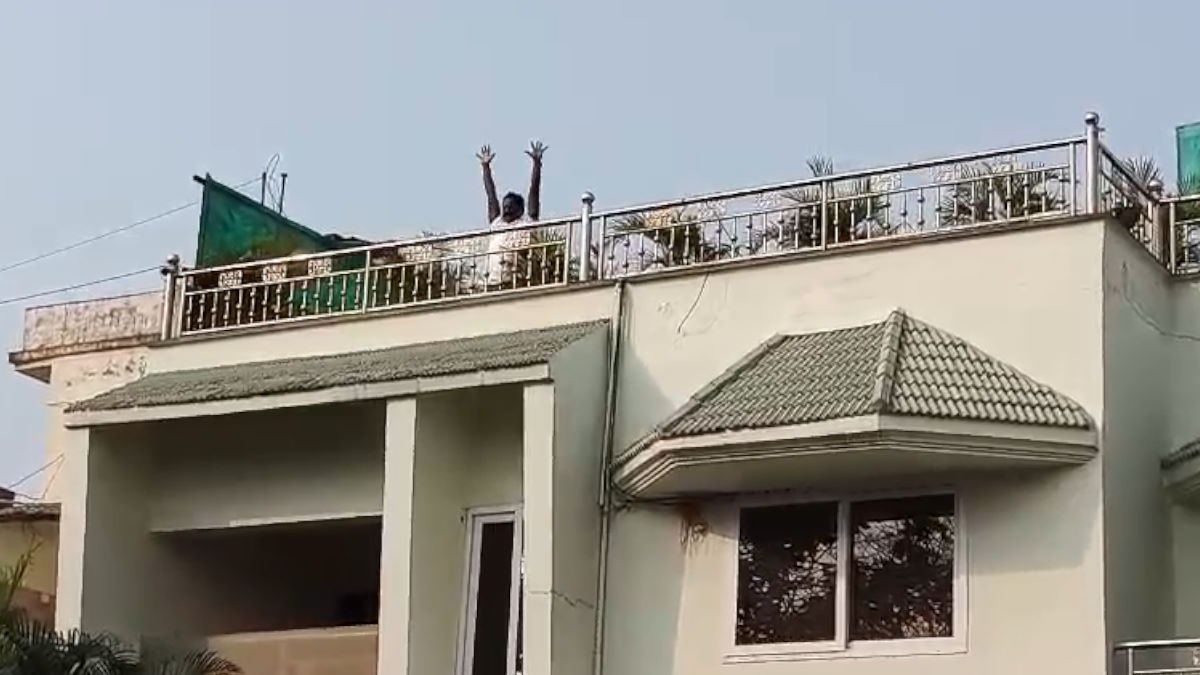 बेफिकर… घर पर चल रहा इनकम टैक्स का छापा, छत पर योगा करने में मशगूल पूर्व मंत्री भगत, देखिए वीडियो…