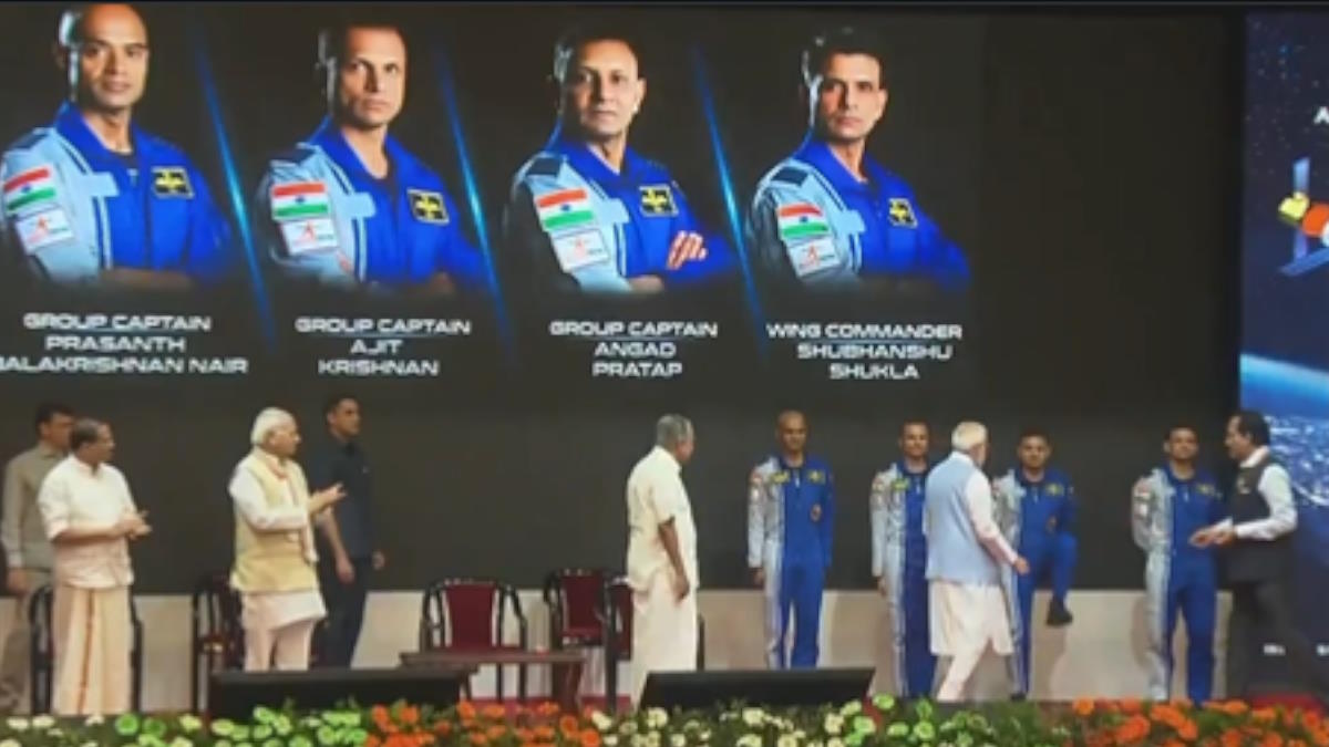 ‘गगनयान’ के परीक्षण पायलटों के नामों का हुआ ऐलान, प्रधानमंत्री मोदी ने प्रदान किया ‘अंतरिक्ष यात्री विंग’