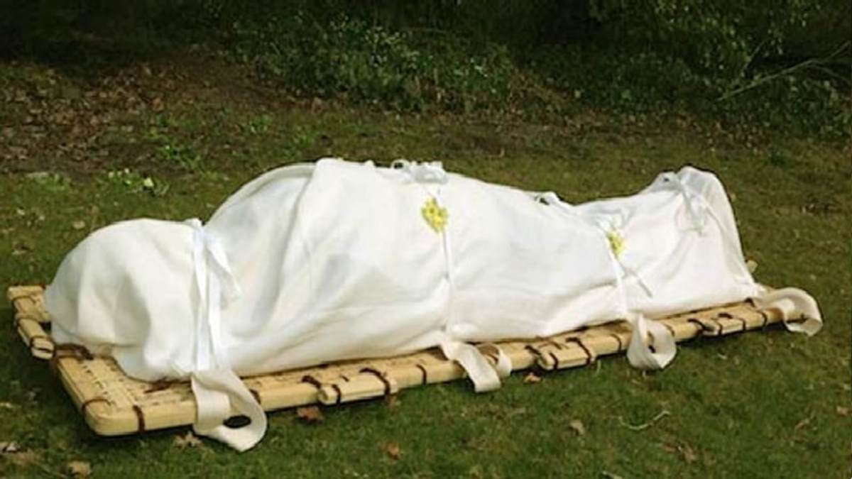 ‘मुर्दा’ हुआ जिंदाः डॉक्टरों ने महिला को घोषित कर दिया मृत, अंतिम संस्कार के लिए ले जाते वक्त हो गई जिंदा, जानिए कैसे हुआ ये चमत्कार…
