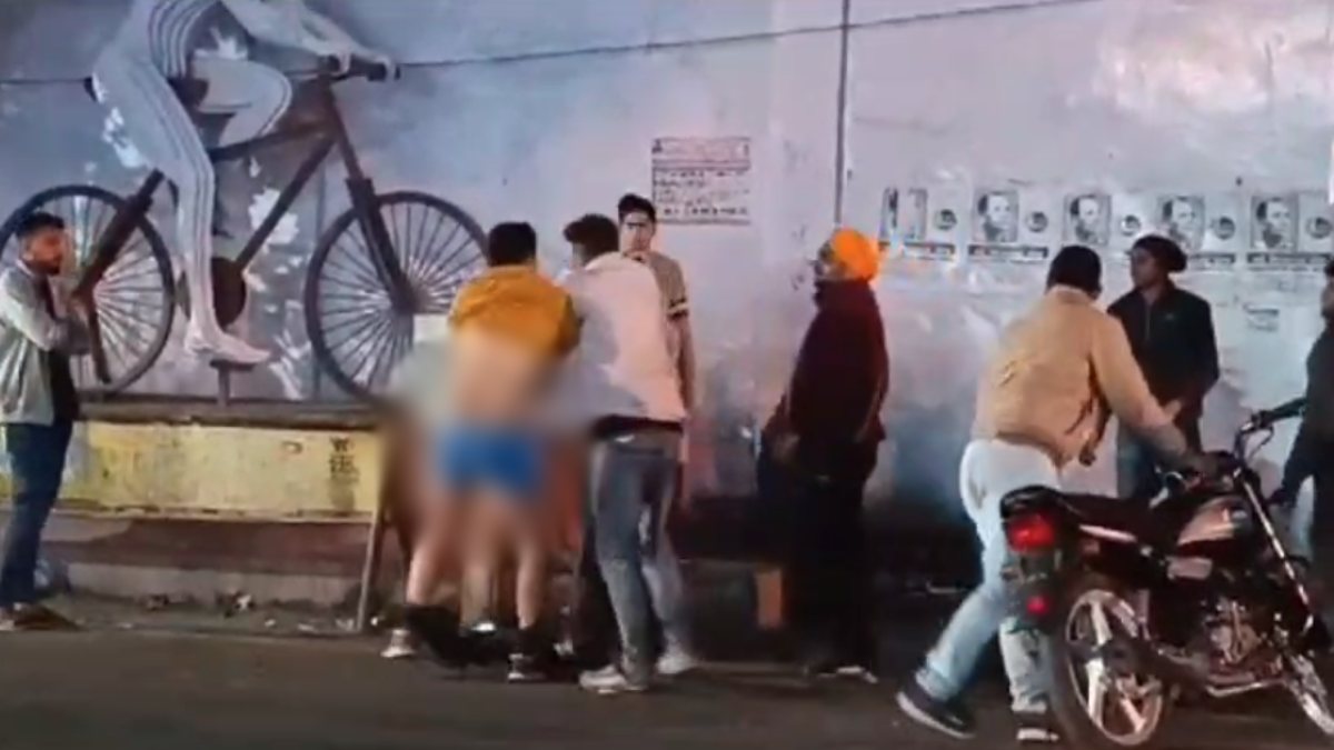 चखने को लेकर घमासान: शराबी ने बिना पूछे खा ली चाप, नाराज युवकों ने दौड़ा-दौड़ा कर पीटा, वीडियो वायरल
