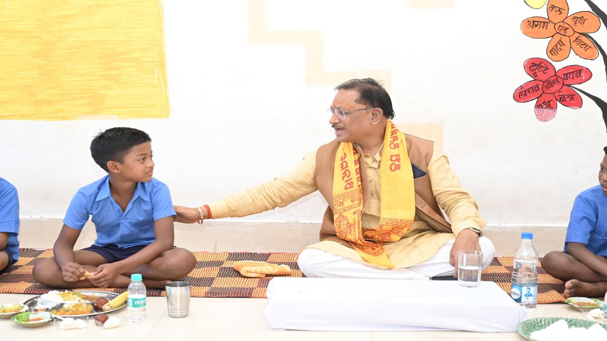 न्योता भोज : मुख्यमंत्री साय ने बाजू में बैठे बच्चों को दी अपनी थाली की मिठाई…
