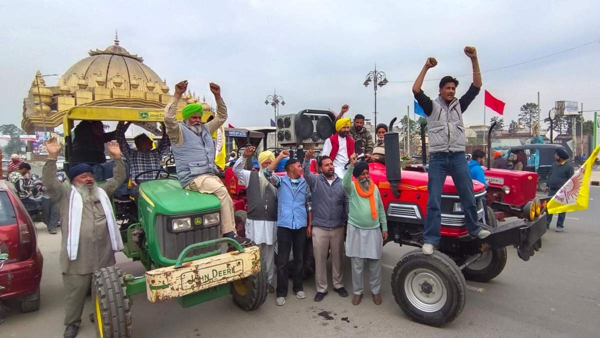 Punjab News: गोल्डन टेंपल के सामने जुटे किसान, ट्रैक्टर-ट्रॉली में साउंड सिस्टम लगाकर सरकार के खिलाफ की जमकर नारेबाजी