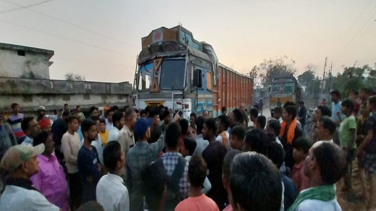 रफ्तार ने छिनी जिंदगीः तेज रफ्तार ट्रक ने बच्चे को रौंदा, गुस्साए ग्रामीणों ने किया चक्काजाम…