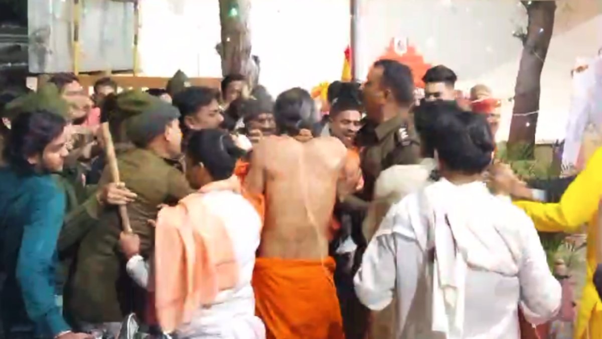 नाबालिग से छेड़छाड़: हिंदू संगठन के कार्यकर्ताओं ने युवक को पीटा, निकाला जुलूस, थाने में हुआ हंगामा