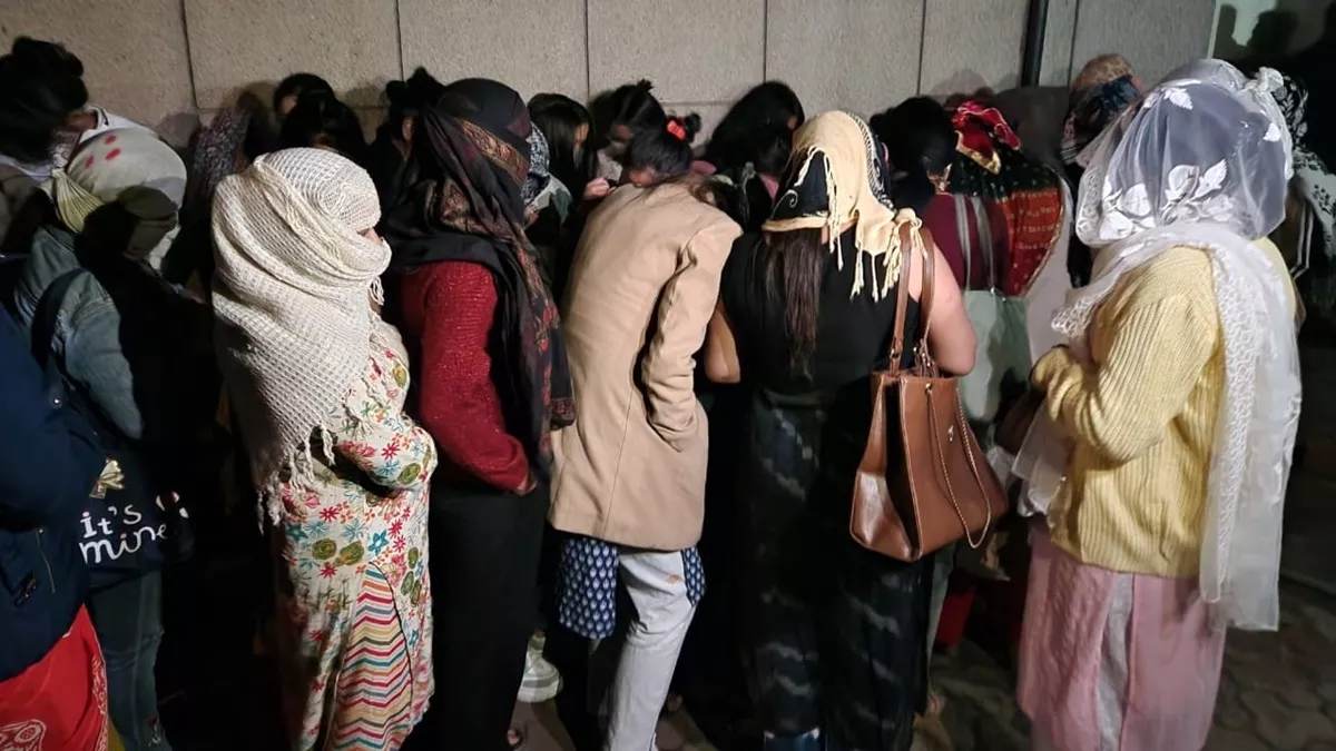 Sex Racket : 3 स्पा सेंटरों में छापा, मसाज के बहाने लड़कियां करती थीं गंदा काम, 2 मैनेजर समेत 17 युवक-युवतियाें को पुलिस ने पकड़ा