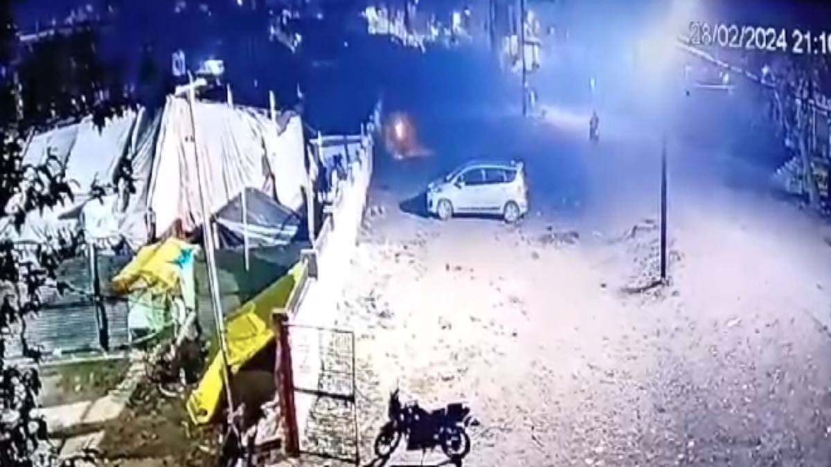 जादूगर के पंडाल पर बदमाशों ने फेंका पेट्रोल बम: सामान जलकर राख, घटना CCTV में कैद