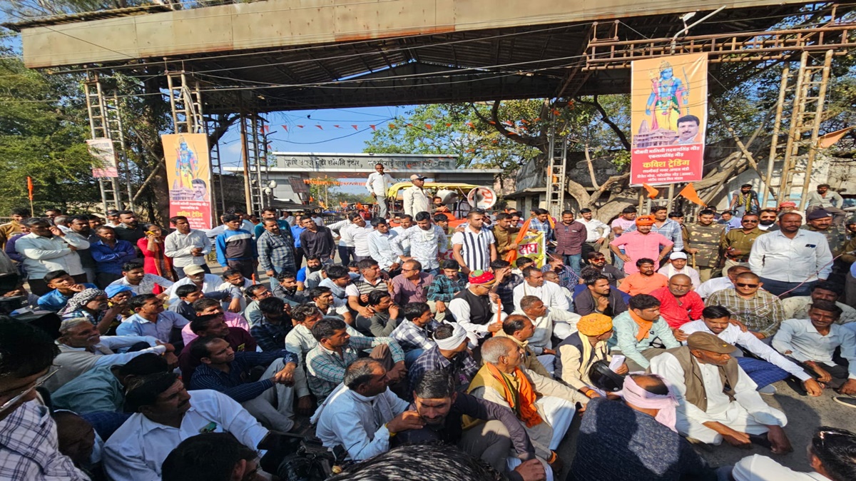 इंदौर में जमीन अधिग्रहण का विरोध: किसानों ने कलेक्टर कार्यालय के सामने किया धरना प्रदर्शन, प्रशासन को चेतावनी देने के बाद हुए रवाना