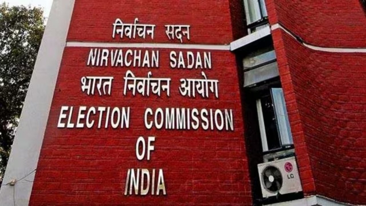 मतदान से पहले चुनाव आयोग पहुंची कांग्रेस: BJP प्रत्याशी के खिलाफ की शिकायत, कहा- दिग्विजय सिंह के खिलाफ किया दुष्प्रचार