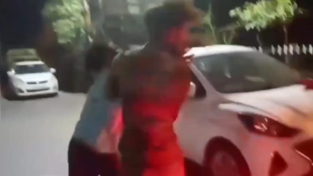 बेखौफ बदमाश: थाने के सामने युवक की बेदम पिटाई, पुलिस रही बेखबर  