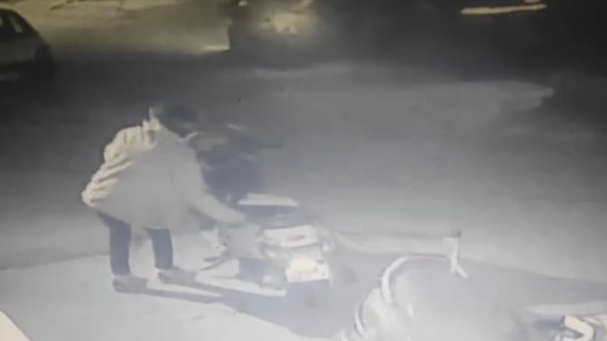पलक झपकते ही स्कूटी ले उड़ा चोर: आधी रात वारदात को दिया अंजाम, घटना CCTV में कैद  