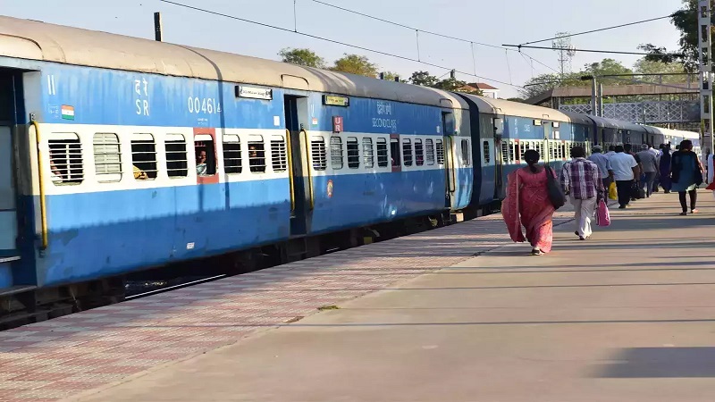 Rajasthan News: बिना टिकट ट्रेनों में सफर कर रहे राजस्थान वासी! रेलवे ने 11 माह में वसूला रेकॉर्ड 24.82 करोड़ का जुर्माना