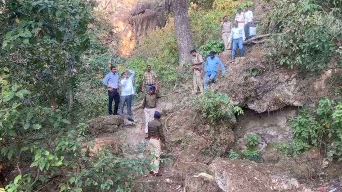 शिवधाम भोपाली में मंडरा रहा खतरा: गुफा मंदिर की पहाड़ी में तीन तरफ से आई दरारें, 15 फिट तक बढ़ी दरार